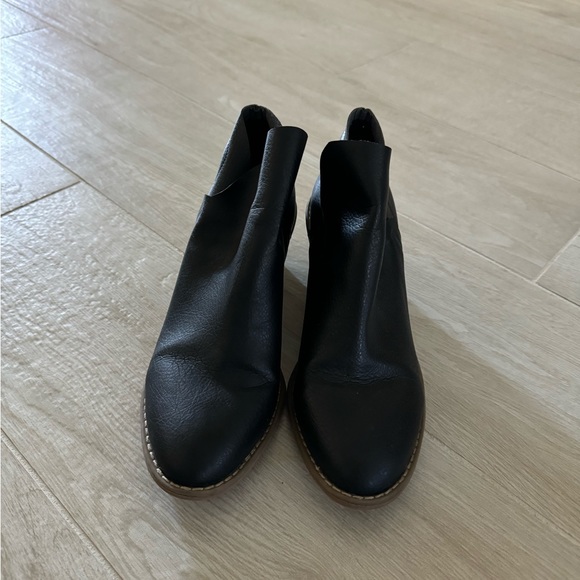 Universal thread ankle booties - Picture 3 of 7